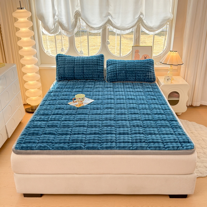 91家纺网 家纺一手货源 找家纺 奇丝雅 2025新款A类牛奶绒泡泡绒床褥床垫床盖兔毛绒家用学生宿舍上下铺寝室褥子软垫床护垫夹棉（大床）场景二 暖绒蓝