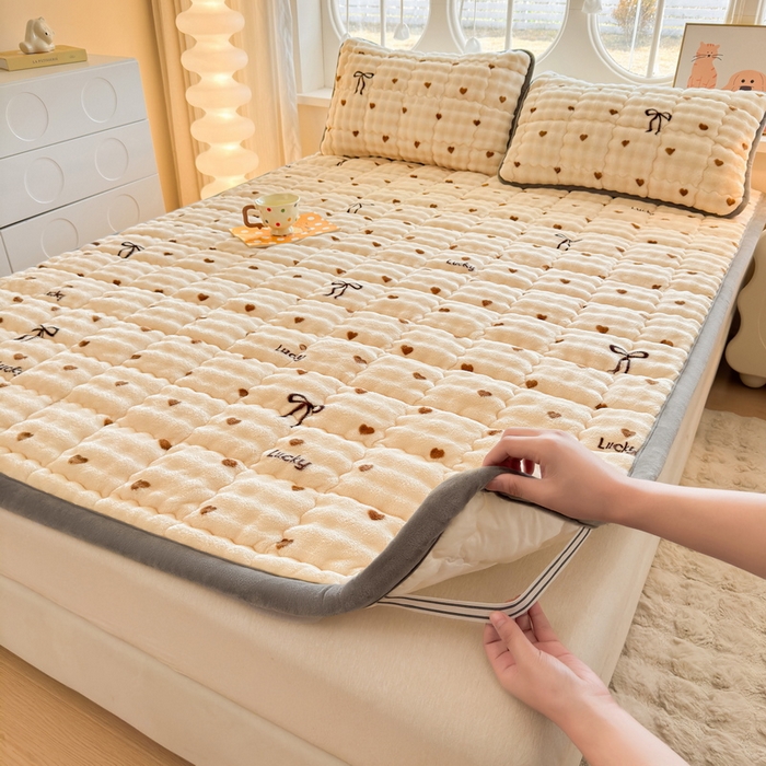 91家纺网 家纺一手货源 找家纺 奇丝雅 2025新款A类牛奶绒泡泡绒床褥床垫床盖兔毛绒家用学生宿舍上下铺寝室褥子软垫床护垫夹棉（大床）场景二 爱心咖