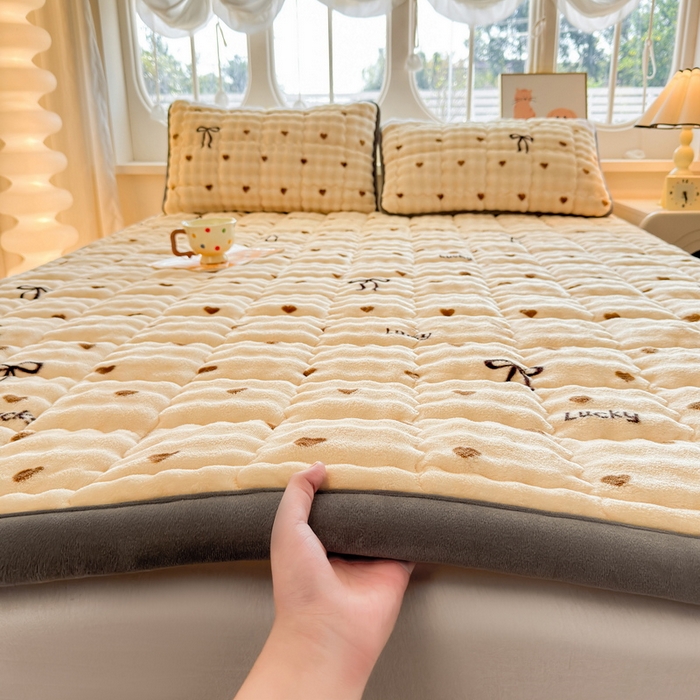 91家纺网 家纺一手货源 找家纺 奇丝雅 2025新款A类牛奶绒泡泡绒床褥床垫床盖兔毛绒家用学生宿舍上下铺寝室褥子软垫床护垫夹棉（大床）场景二 爱心咖