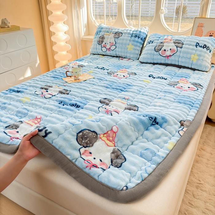 91家纺网 家纺一手货源 找家纺 奇丝雅 2025新款A类牛奶绒泡泡绒床褥床垫床盖兔毛绒家用学生宿舍上下铺寝室褥子软垫床护垫夹棉（大床）场景二 趴趴狗