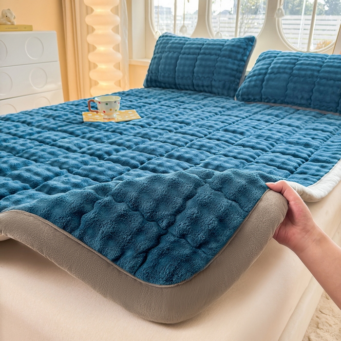 91家纺网 家纺一手货源 找家纺 （总）奇丝雅 2025新款A类牛奶绒泡泡绒床褥床垫床盖兔毛绒家用学生宿舍上下铺寝室褥子软垫床护垫夹棉（大床）场景二