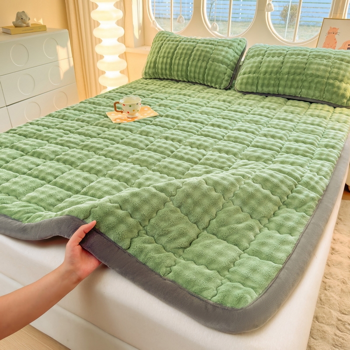 91家纺网 家纺一手货源 找家纺 奇丝雅 2025新款A类牛奶绒泡泡绒床褥床垫床盖兔毛绒家用学生宿舍上下铺寝室褥子软垫床护垫夹棉（大床）场景二 清新绿