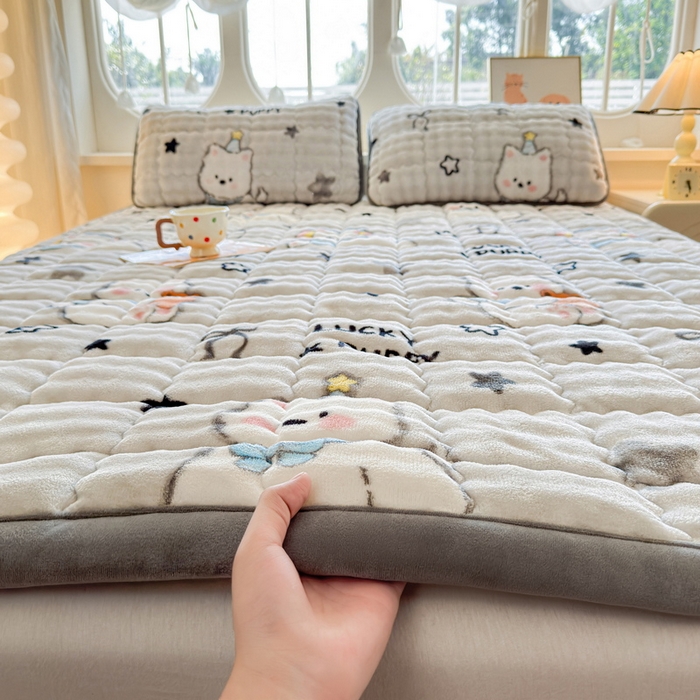 91家纺网 家纺一手货源 找家纺 奇丝雅 2025新款A类牛奶绒泡泡绒床褥床垫床盖兔毛绒家用学生宿舍上下铺寝室褥子软垫床护垫夹棉（大床）场景二 星星猫咪