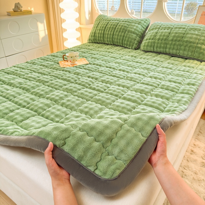 91家纺网 家纺一手货源 找家纺 奇丝雅 2025新款A类牛奶绒泡泡绒床褥床垫床盖兔毛绒家用学生宿舍上下铺寝室褥子软垫床护垫夹棉（大床）场景二 清新绿