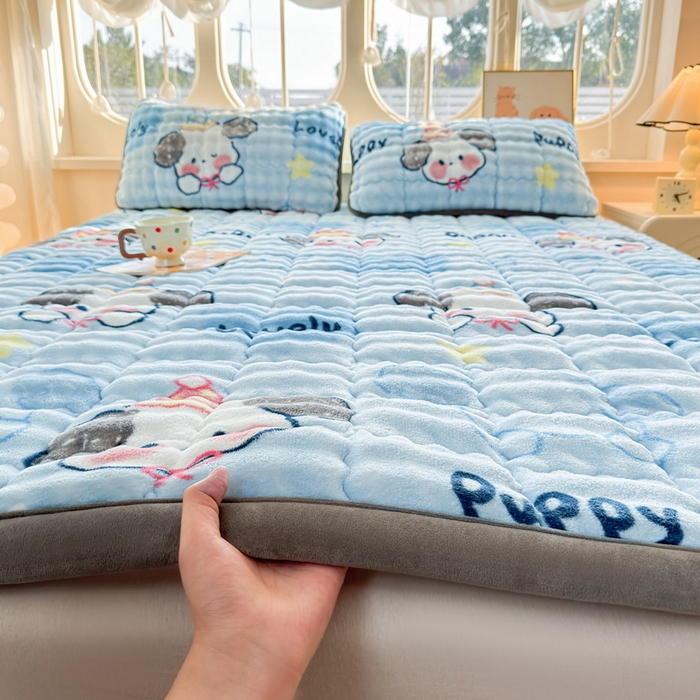 91家纺网 家纺一手货源 找家纺 奇丝雅 2025新款A类牛奶绒泡泡绒床褥床垫床盖兔毛绒家用学生宿舍上下铺寝室褥子软垫床护垫夹棉（大床）场景二 趴趴狗