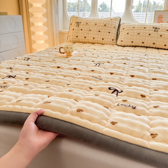 91家纺网 家纺一手货源 找家纺 奇丝雅 2025新款A类牛奶绒泡泡绒床褥床垫床盖兔毛绒家用学生宿舍上下铺寝室褥子软垫床护垫夹棉（大床）场景二 爱心咖