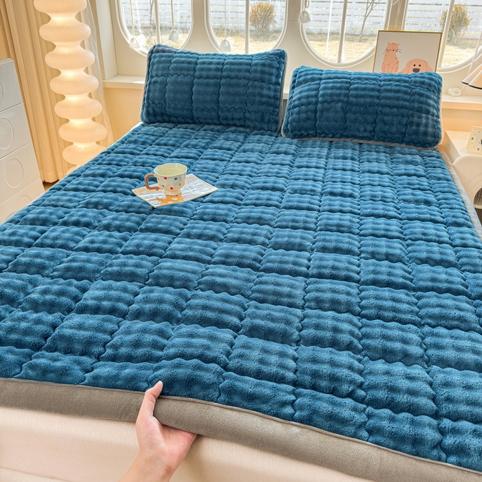 91家纺网 家纺一手货源 找家纺 奇丝雅 2025新款A类牛奶绒泡泡绒床褥床垫床盖兔毛绒家用学生宿舍上下铺寝室褥子软垫床护垫夹棉（大床）场景二 暖绒蓝