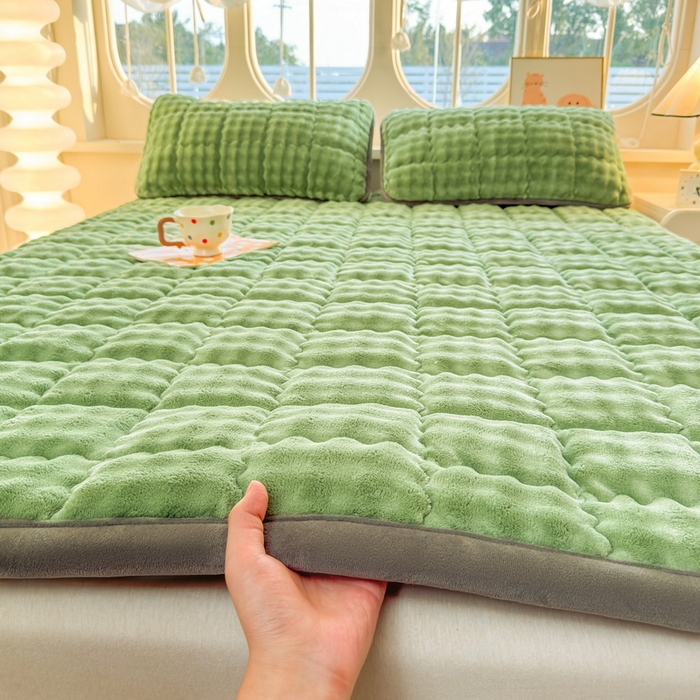 91家纺网 家纺一手货源 找家纺 奇丝雅 2025新款A类牛奶绒泡泡绒床褥床垫床盖兔毛绒家用学生宿舍上下铺寝室褥子软垫床护垫夹棉（大床）场景二 清新绿