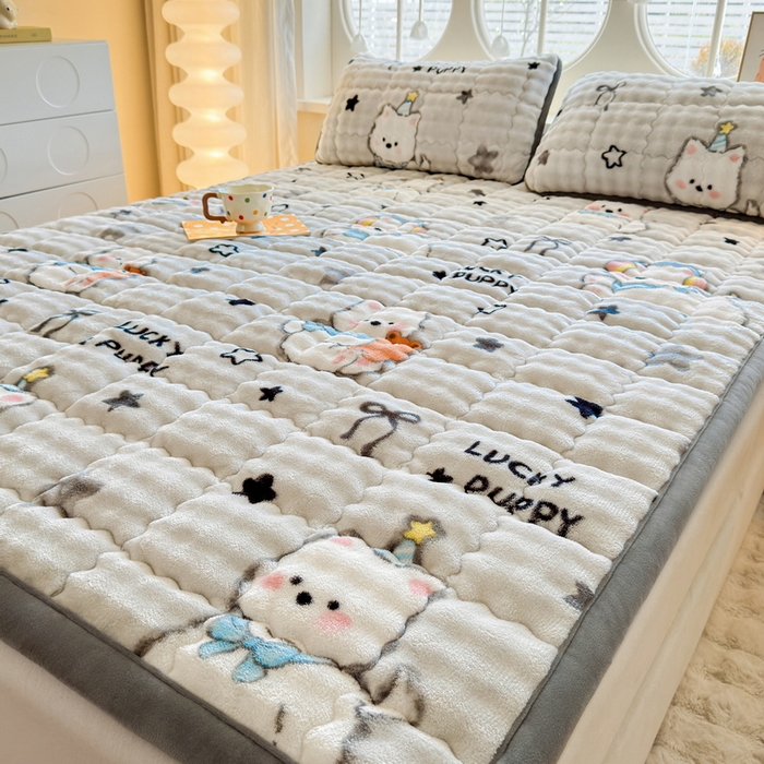 91家纺网 家纺一手货源 找家纺 （总）奇丝雅 2025新款A类牛奶绒泡泡绒床褥床垫床盖兔毛绒家用学生宿舍上下铺寝室褥子软垫床护垫夹棉（大床）场景二