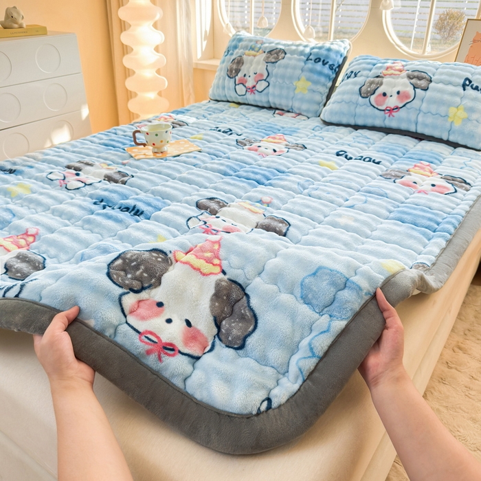 91家纺网 家纺一手货源 找家纺 奇丝雅 2025新款A类牛奶绒泡泡绒床褥床垫床盖兔毛绒家用学生宿舍上下铺寝室褥子软垫床护垫夹棉（大床）场景二 趴趴狗