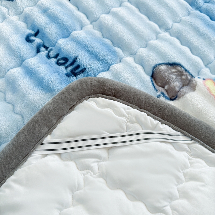 91家纺网 家纺一手货源 找家纺 奇丝雅 2025新款A类牛奶绒泡泡绒床褥床垫床盖兔毛绒家用学生宿舍上下铺寝室褥子软垫床护垫夹棉（大床）场景二 趴趴狗