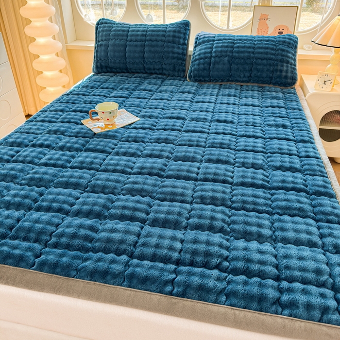 91家纺网 家纺一手货源 找家纺 奇丝雅 2025新款A类牛奶绒泡泡绒床褥床垫床盖兔毛绒家用学生宿舍上下铺寝室褥子软垫床护垫夹棉（大床）场景二 暖绒蓝