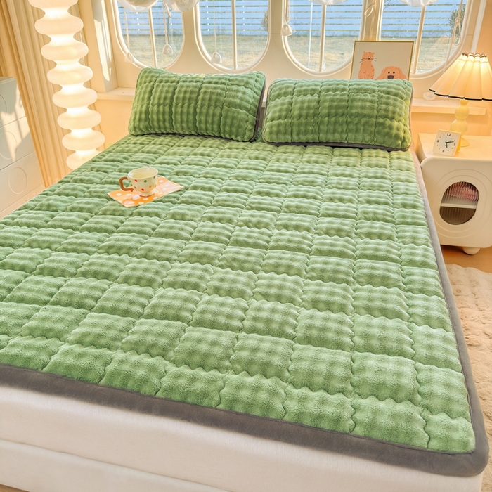 91家纺网 家纺一手货源 找家纺 奇丝雅 2025新款A类牛奶绒泡泡绒床褥床垫床盖兔毛绒家用学生宿舍上下铺寝室褥子软垫床护垫夹棉（大床）场景二 清新绿