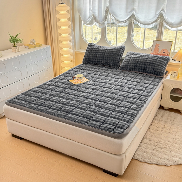 91家纺网 家纺一手货源 找家纺 奇丝雅 2025新款A类牛奶绒泡泡绒床褥床垫床盖兔毛绒家用学生宿舍上下铺寝室褥子软垫床护垫夹棉（大床）场景二 幻影灰