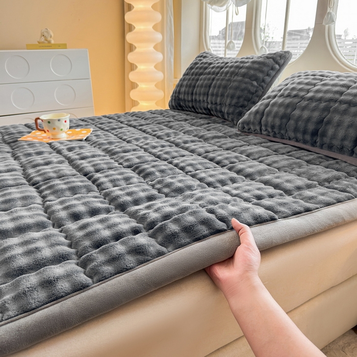 91家纺网 家纺一手货源 找家纺 奇丝雅 2025新款A类牛奶绒泡泡绒床褥床垫床盖兔毛绒家用学生宿舍上下铺寝室褥子软垫床护垫夹棉（大床）场景二 幻影灰