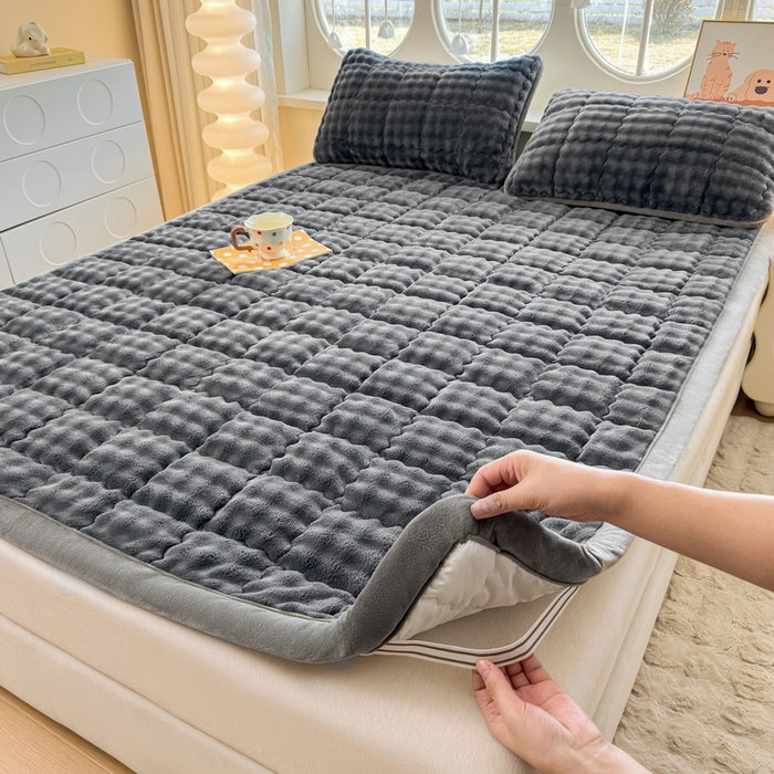 91家纺网 家纺一手货源 找家纺 奇丝雅 2025新款A类牛奶绒泡泡绒床褥床垫床盖兔毛绒家用学生宿舍上下铺寝室褥子软垫床护垫夹棉（大床）场景二 幻影灰