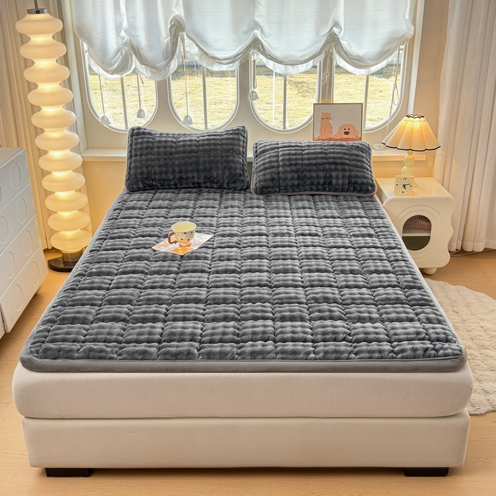 91家纺网 家纺一手货源 找家纺 奇丝雅 2025新款A类牛奶绒泡泡绒床褥床垫床盖兔毛绒家用学生宿舍上下铺寝室褥子软垫床护垫夹棉（大床）场景二 幻影灰