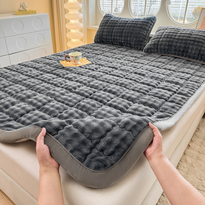 91家纺网 家纺一手货源 找家纺 奇丝雅 2025新款A类牛奶绒泡泡绒床褥床垫床盖兔毛绒家用学生宿舍上下铺寝室褥子软垫床护垫夹棉（大床）场景二 幻影灰