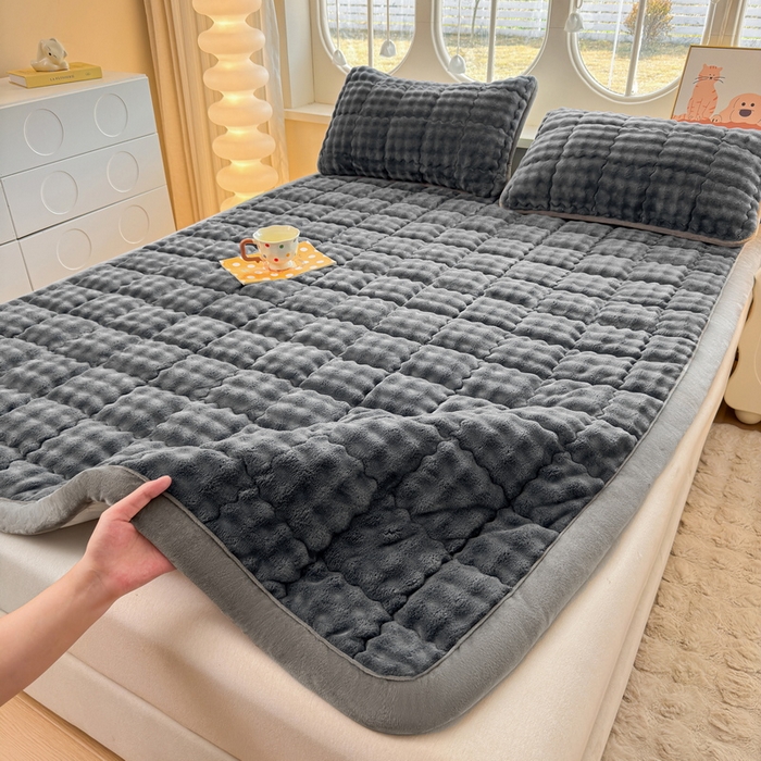 91家纺网 家纺一手货源 找家纺 奇丝雅 2025新款A类牛奶绒泡泡绒床褥床垫床盖兔毛绒家用学生宿舍上下铺寝室褥子软垫床护垫夹棉（大床）场景二 幻影灰