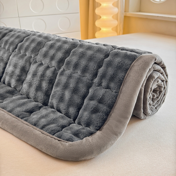 91家纺网 家纺一手货源 找家纺 奇丝雅 2025新款A类牛奶绒泡泡绒床褥床垫床盖兔毛绒家用学生宿舍上下铺寝室褥子软垫床护垫夹棉（大床）场景二 幻影灰