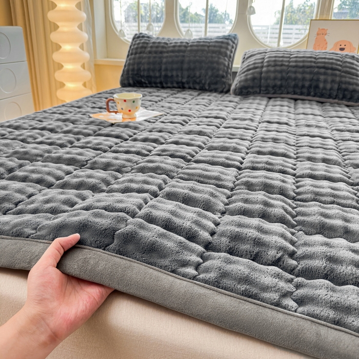 91家纺网 家纺一手货源 找家纺 奇丝雅 2025新款A类牛奶绒泡泡绒床褥床垫床盖兔毛绒家用学生宿舍上下铺寝室褥子软垫床护垫夹棉（大床）场景二 幻影灰