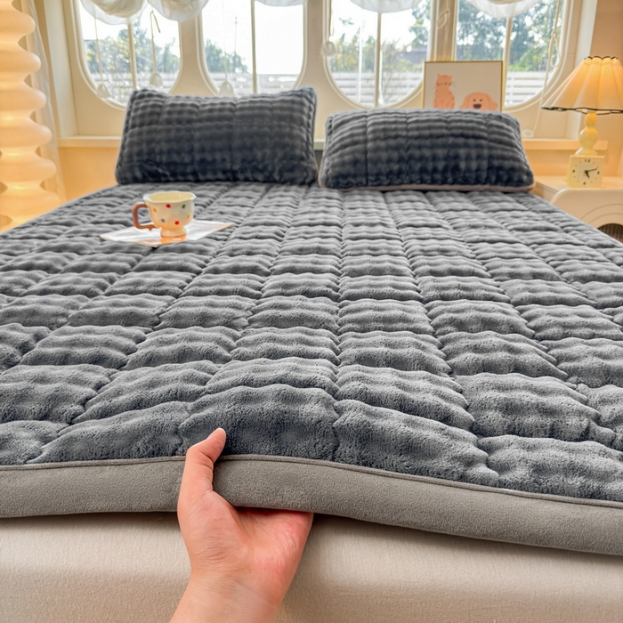 91家纺网 家纺一手货源 找家纺 奇丝雅 2025新款A类牛奶绒泡泡绒床褥床垫床盖兔毛绒家用学生宿舍上下铺寝室褥子软垫床护垫夹棉（大床）场景二 幻影灰