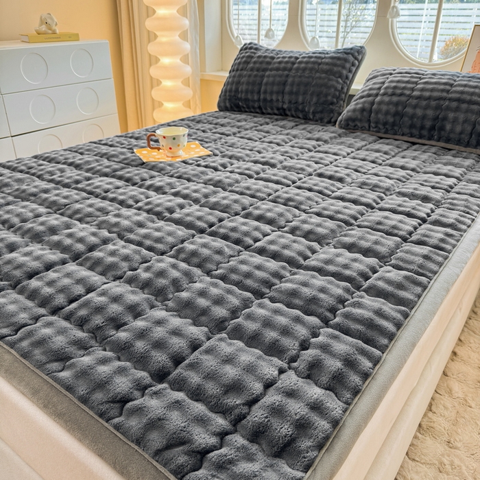 91家纺网 家纺一手货源 找家纺 奇丝雅 2025新款A类牛奶绒泡泡绒床褥床垫床盖兔毛绒家用学生宿舍上下铺寝室褥子软垫床护垫夹棉（大床）场景二 幻影灰