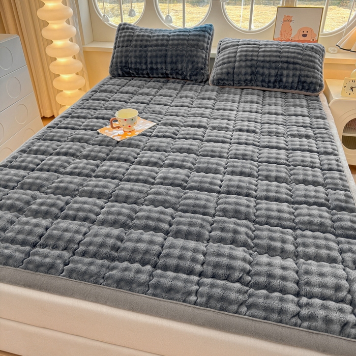 91家纺网 家纺一手货源 找家纺 奇丝雅 2025新款A类牛奶绒泡泡绒床褥床垫床盖兔毛绒家用学生宿舍上下铺寝室褥子软垫床护垫夹棉（大床）场景二 幻影灰