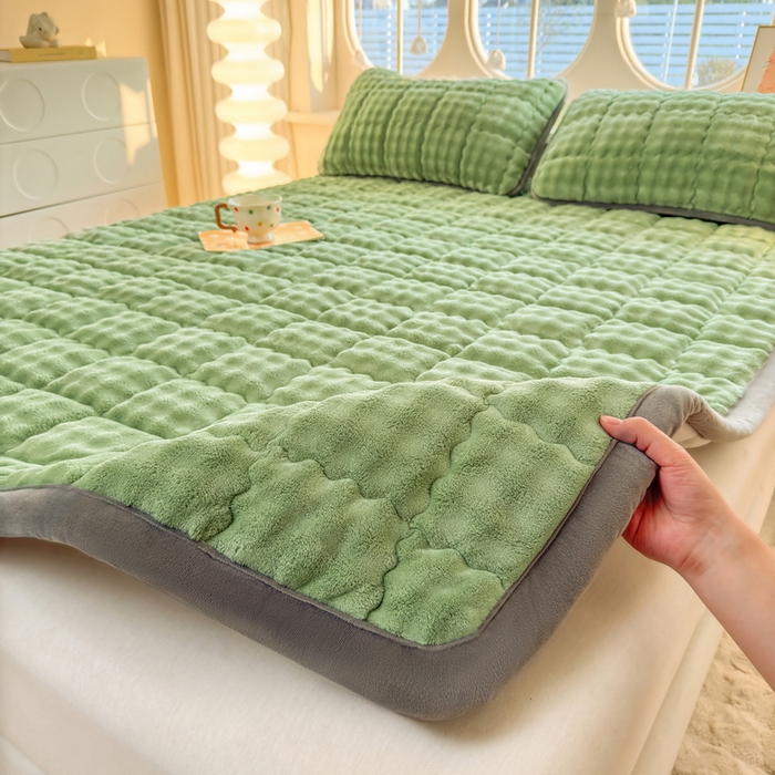 91家纺网 家纺一手货源 找家纺 （总）奇丝雅 2025新款A类牛奶绒泡泡绒床褥床垫床盖兔毛绒家用学生宿舍上下铺寝室褥子软垫床护垫夹棉（大床）场景二