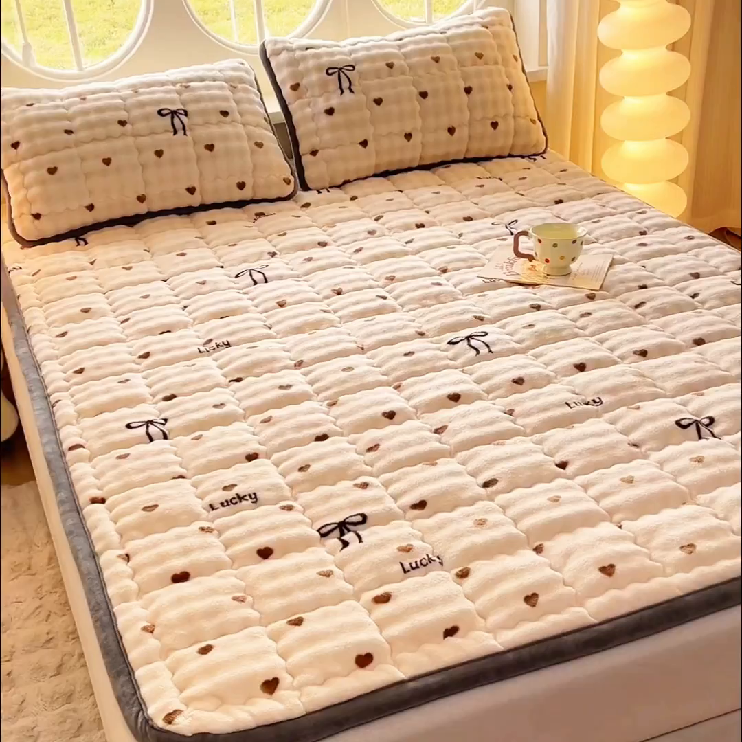 91家纺网 家纺一手货源 找家纺 奇丝雅 2025新款A类牛奶绒泡泡绒床褥床垫床盖兔毛绒家用学生宿舍上下铺寝室褥子软垫床护垫夹棉（大床）场景二 爱心咖