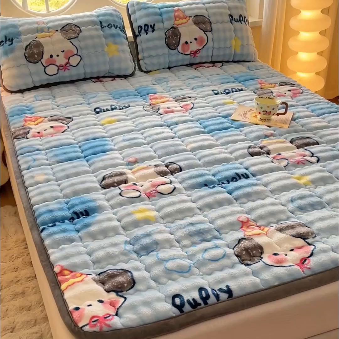 91家纺网 家纺一手货源 找家纺 奇丝雅 2025新款A类牛奶绒泡泡绒床褥床垫床盖兔毛绒家用学生宿舍上下铺寝室褥子软垫床护垫夹棉（大床）场景二 趴趴狗