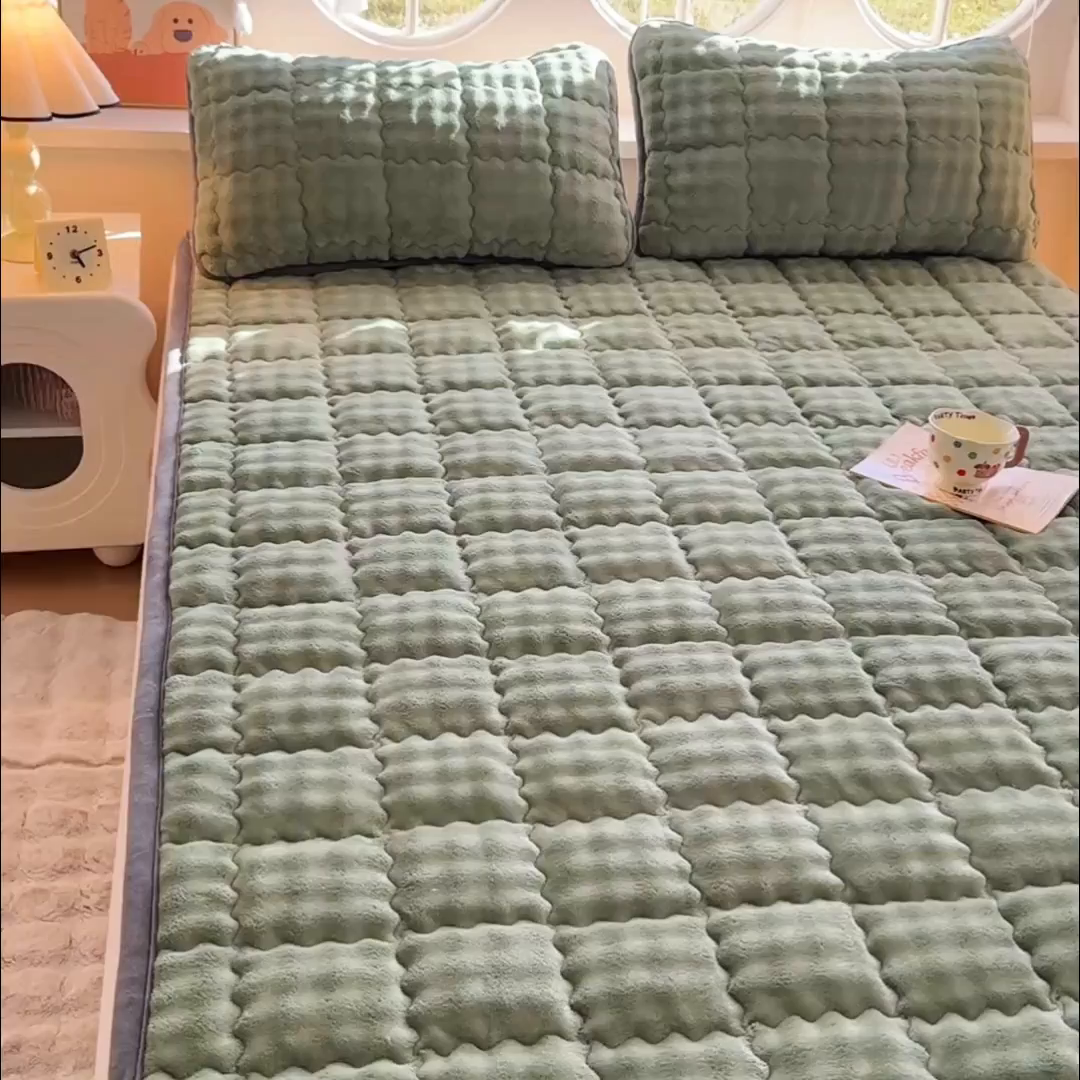 91家纺网 家纺一手货源 找家纺 奇丝雅 2025新款A类牛奶绒泡泡绒床褥床垫床盖兔毛绒家用学生宿舍上下铺寝室褥子软垫床护垫夹棉（大床）场景二 清新绿