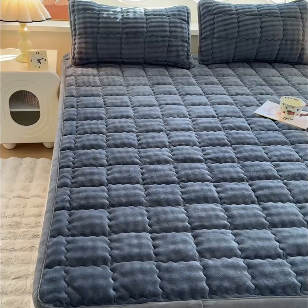 91家纺网 家纺一手货源 找家纺 奇丝雅 2025新款A类牛奶绒泡泡绒床褥床垫床盖兔毛绒家用学生宿舍上下铺寝室褥子软垫床护垫夹棉（大床）场景二 幻影灰