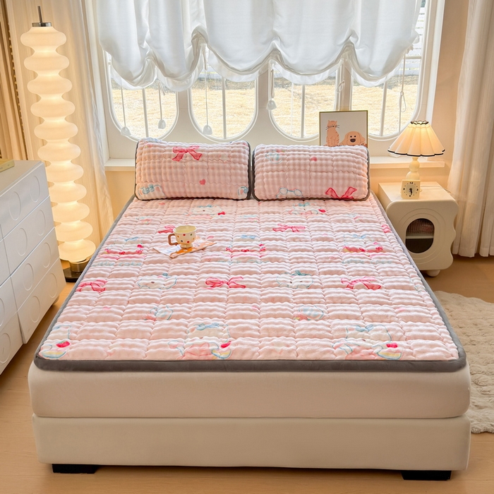 91家纺网 家纺一手货源 找家纺 奇丝雅 2025新款A类牛奶绒泡泡绒床褥床垫床盖兔毛绒家用学生宿舍上下铺寝室褥子软垫床护垫夹棉（大床）场景二 樱桃猫咪