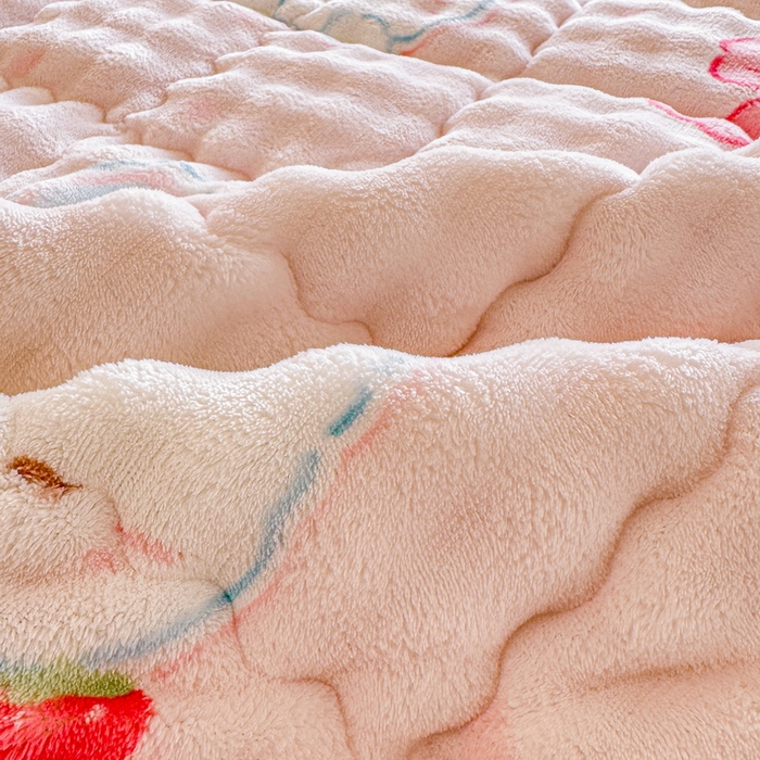 91家纺网 家纺一手货源 找家纺 奇丝雅 2025新款A类牛奶绒泡泡绒床褥床垫床盖兔毛绒家用学生宿舍上下铺寝室褥子软垫床护垫夹棉（大床）场景二 樱桃猫咪