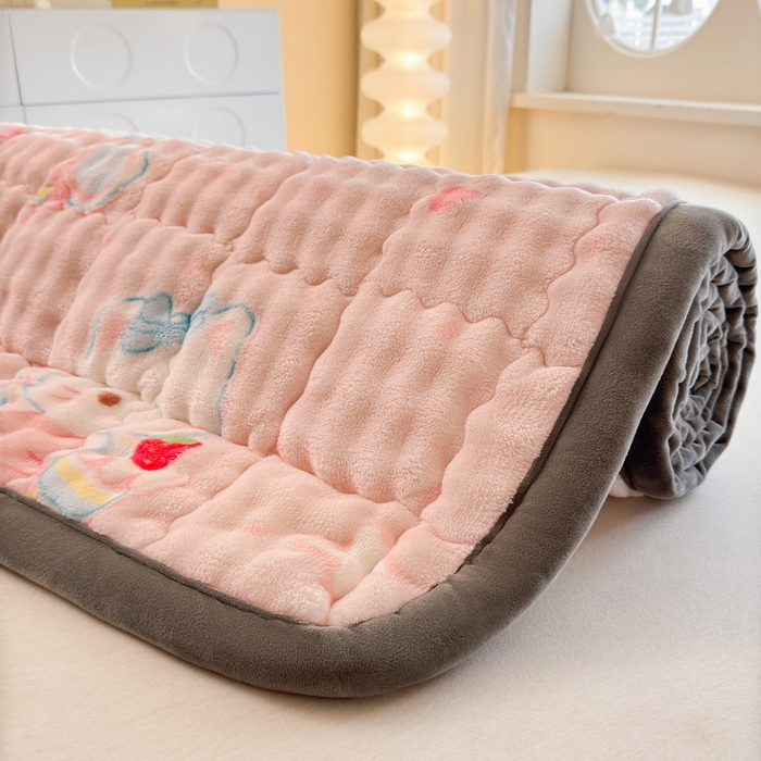 91家纺网 家纺一手货源 找家纺 奇丝雅 2025新款A类牛奶绒泡泡绒床褥床垫床盖兔毛绒家用学生宿舍上下铺寝室褥子软垫床护垫夹棉（大床）场景二 樱桃猫咪