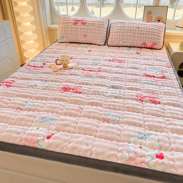 91家纺网 家纺一手货源 找家纺 奇丝雅 2025新款A类牛奶绒泡泡绒床褥床垫床盖兔毛绒家用学生宿舍上下铺寝室褥子软垫床护垫夹棉（大床）场景二 樱桃猫咪