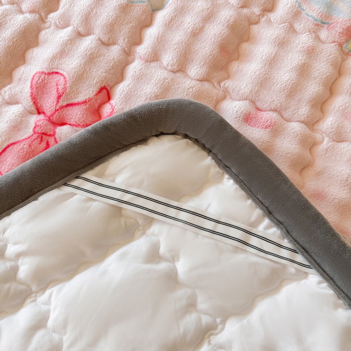 91家纺网 家纺一手货源 找家纺 奇丝雅 2025新款A类牛奶绒泡泡绒床褥床垫床盖兔毛绒家用学生宿舍上下铺寝室褥子软垫床护垫夹棉（大床）场景二 樱桃猫咪