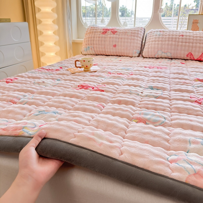 91家纺网 家纺一手货源 找家纺 奇丝雅 2025新款A类牛奶绒泡泡绒床褥床垫床盖兔毛绒家用学生宿舍上下铺寝室褥子软垫床护垫夹棉（大床）场景二 樱桃猫咪