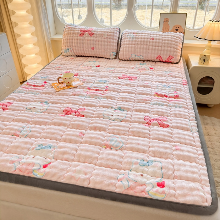 91家纺网 家纺一手货源 找家纺 奇丝雅 2025新款A类牛奶绒泡泡绒床褥床垫床盖兔毛绒家用学生宿舍上下铺寝室褥子软垫床护垫夹棉（大床）场景二 樱桃猫咪