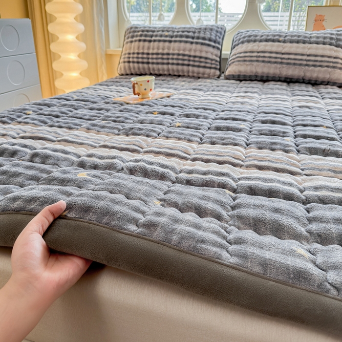 91家纺网 家纺一手货源 找家纺 奇丝雅 2025新款A类牛奶绒泡泡绒床褥床垫床盖兔毛绒家用学生宿舍上下铺寝室褥子软垫床护垫夹棉（大床）场景二 繁星