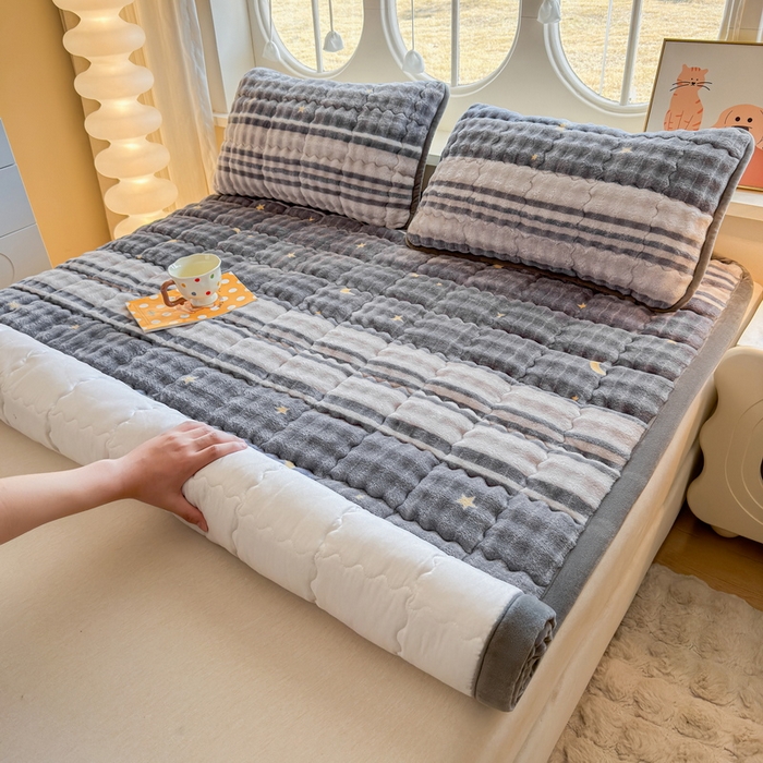 91家纺网 家纺一手货源 找家纺 奇丝雅 2025新款A类牛奶绒泡泡绒床褥床垫床盖兔毛绒家用学生宿舍上下铺寝室褥子软垫床护垫夹棉（大床）场景二 繁星