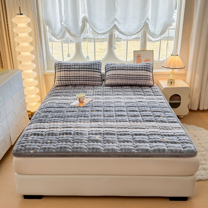 91家纺网 家纺一手货源 找家纺 奇丝雅 2025新款A类牛奶绒泡泡绒床褥床垫床盖兔毛绒家用学生宿舍上下铺寝室褥子软垫床护垫夹棉（大床）场景二 繁星