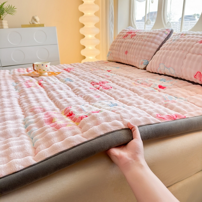 91家纺网 家纺一手货源 找家纺 奇丝雅 2025新款A类牛奶绒泡泡绒床褥床垫床盖兔毛绒家用学生宿舍上下铺寝室褥子软垫床护垫夹棉（大床）场景二 樱桃猫咪