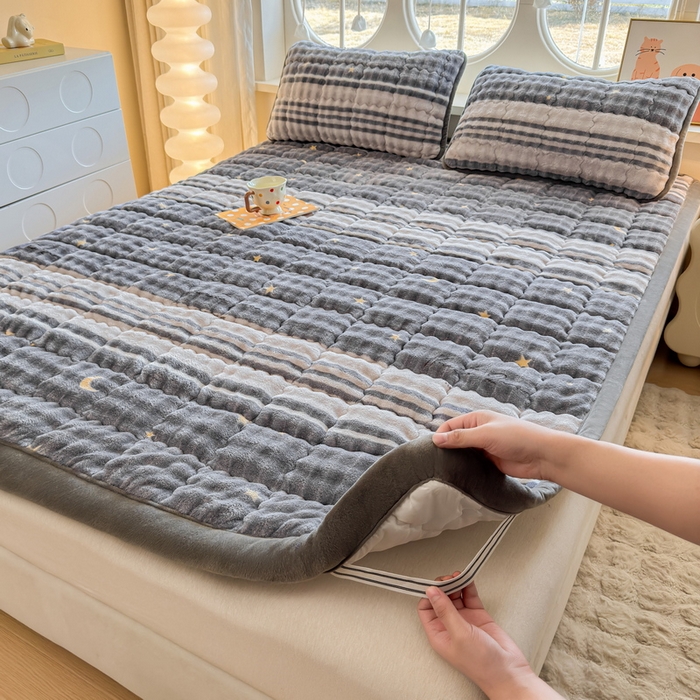 91家纺网 家纺一手货源 找家纺 奇丝雅 2025新款A类牛奶绒泡泡绒床褥床垫床盖兔毛绒家用学生宿舍上下铺寝室褥子软垫床护垫夹棉（大床）场景二 繁星