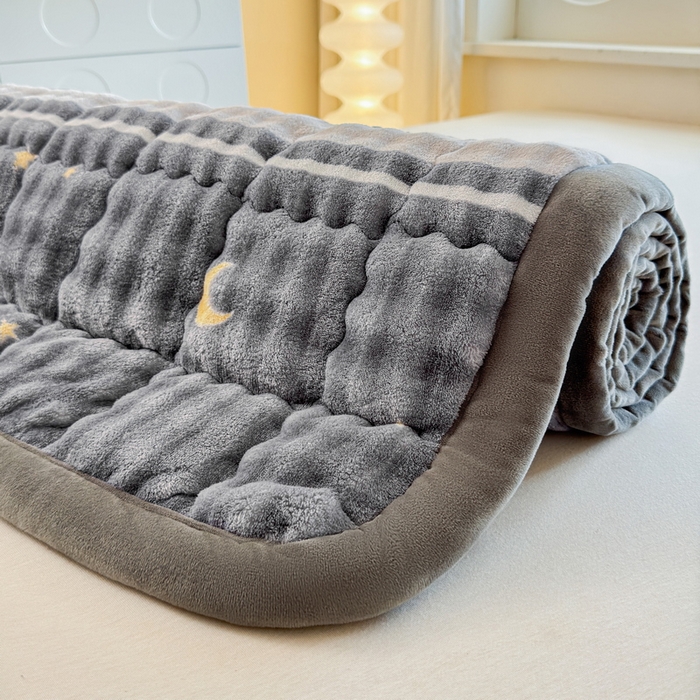 91家纺网 家纺一手货源 找家纺 奇丝雅 2025新款A类牛奶绒泡泡绒床褥床垫床盖兔毛绒家用学生宿舍上下铺寝室褥子软垫床护垫夹棉（大床）场景二 繁星