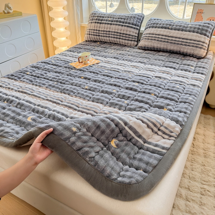 91家纺网 家纺一手货源 找家纺 奇丝雅 2025新款A类牛奶绒泡泡绒床褥床垫床盖兔毛绒家用学生宿舍上下铺寝室褥子软垫床护垫夹棉（大床）场景二 繁星