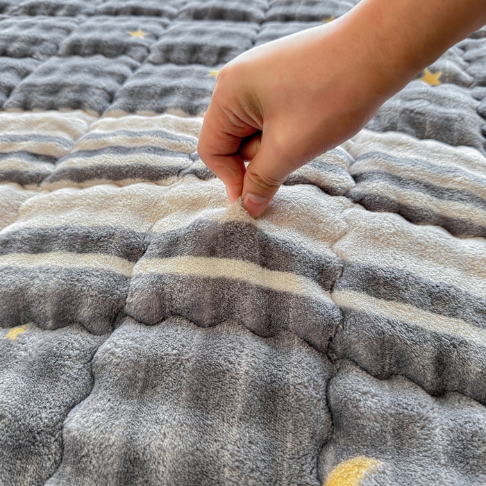 91家纺网 家纺一手货源 找家纺 奇丝雅 2025新款A类牛奶绒泡泡绒床褥床垫床盖兔毛绒家用学生宿舍上下铺寝室褥子软垫床护垫夹棉（大床）场景二 繁星