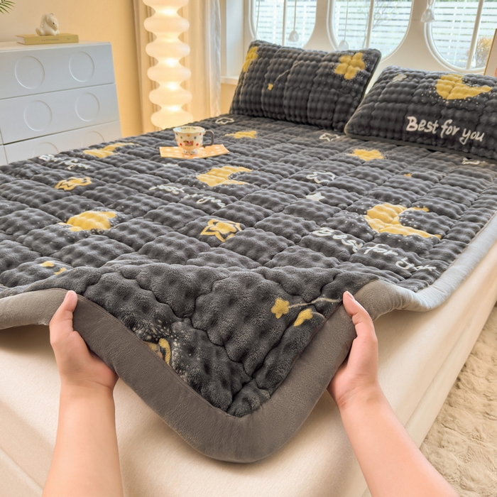 91家纺网 家纺一手货源 找家纺 奇丝雅 2025新款A类牛奶绒泡泡绒床褥床垫床盖兔毛绒家用学生宿舍上下铺寝室褥子软垫床护垫夹棉（大床）场景二 月亮湾