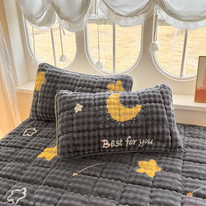 91家纺网 家纺一手货源 找家纺 奇丝雅 2025新款A类牛奶绒泡泡绒床褥床垫床盖兔毛绒家用学生宿舍上下铺寝室褥子软垫床护垫夹棉（大床）场景二 月亮湾